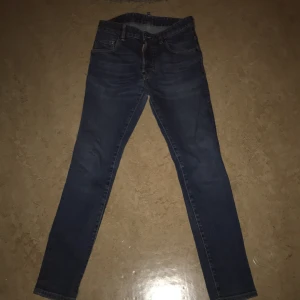 Dsquared2 jeans - Säljes då de inte passar mig längre är strl 14Y eller barn M gissar jag, skriv för mer info eller frågor. Tyvärr inget kvitto