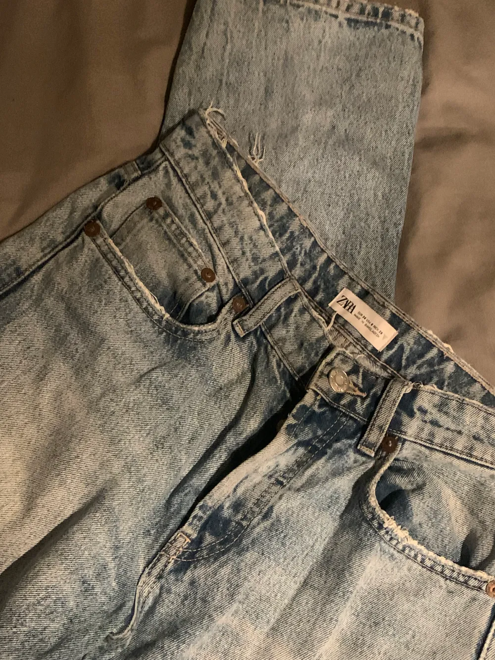 Mid waits jeans från zara. Storlek 38 väldigt fika och populära . Jeans & Byxor.