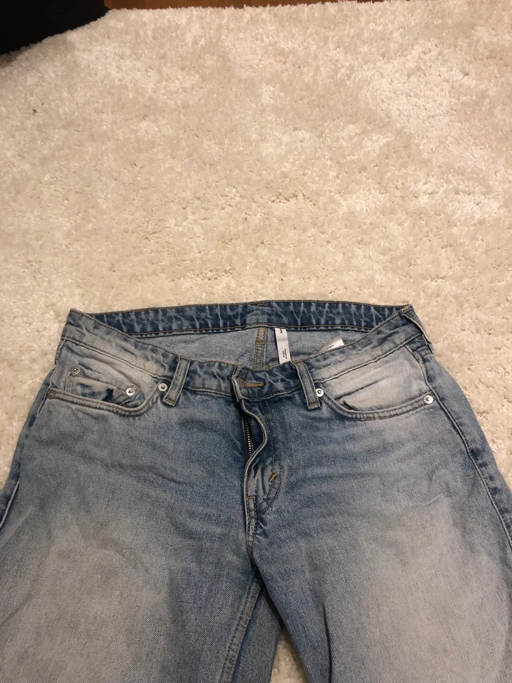 Säljer nu mina jeans från Weekday. Arrow low straight. Fina och inte så jätteanvända💕. Jeans & Byxor.