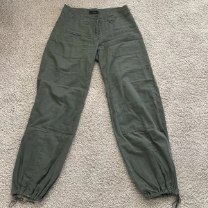 Y2k Vero Moda byxor - Ett par extremt coola Vero moda byxor i storlek 36 som säljes åt min mamma för de har blivit för små och de inte riktigt passar in i hennes stil längre.