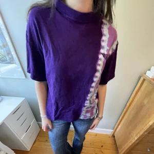 T-shirt  - Snygg T-shirt i väldigt gott skick⭐️