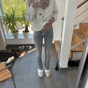 Low waist grå jeans - Säljer dessa coola gråa jeansen. De är Low waist och från märket LTB. De är endast använda fåtal gånger och därför är de i nyskick. Priset kan diskuteras om de är få intresserade annars blir det budgivning. De är sjukt sköna och stretchiga💕