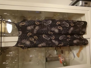 Fest klänning  - Fin axelband klänning med härliga mönster, den är som en silkesklänning. Sitter väldigt fint på kroppen.ser ny ut 