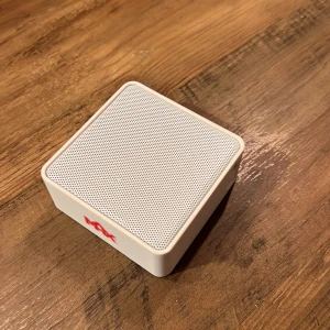 Portabel liten högtalare merch  - Max hamburgare merch. Liten portable högtalare som laddas med aux sladd, medföljer ej. Finns ej att köpa då det är special merch. Perfekt att ha med i väskan eller på stranden 