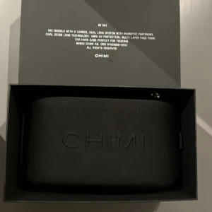 CHIMI skidglasögon 02  - Säljer dessa pga av ett par nya glasögon, använda i en vecka förra året, inga repor, extra glas medföljer, priset går att diskutera vid snabb affär! . 