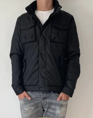 J.Linderberg jacka - Säljer nu min J Lindeberg jacka. Skick 9/10 inga defekter, kontakta för frågor!