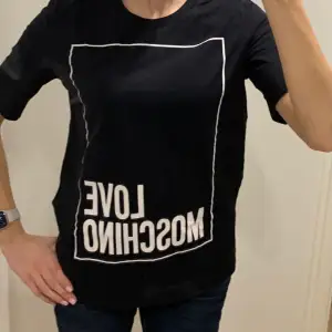 Säljer min moschino t-shirt i super bra skick!😍💕 Klpt på Jackie för ca 3 år sen, modellen finns fortfarande kvar och säljs🌸