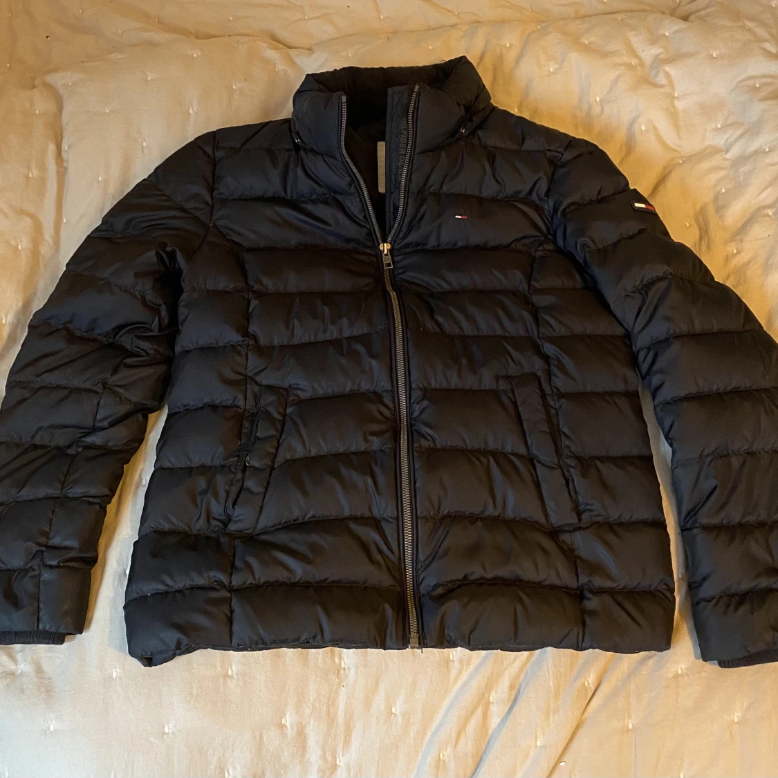 Tommy Hilfiger dunjacka med avtagbar luva - 91