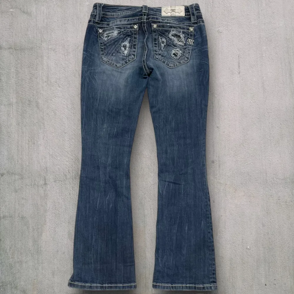 MissMe jeans i model Boot 💜 Tag 29W 💜Midja (rakt över) 37cm 💜 Innerben 73cm 💜 Ytterben 97cm 💜 Benöppning 21cm 💜  💜Våra mått blir W=29, L=28 💜 Men jämför alltid måtten💜M167. Jeans & Byxor.