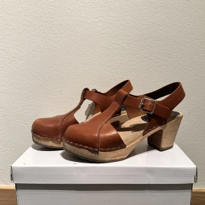 Träskor - Så söta #Fairy core klackskor, ca 5/6cm klack. Så söta och somriga men inte min stil länge tyvärr🩷  Läs min profil i första hand om du undrar något, annars fråga🩷  Varan finns på Vinted också, men uppdaterar snabbt om den skulle bli såld🩷