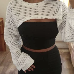 Croppad tröja  - Vit croppad tröja som man kan ha över ett linne, storlek L men passar mer som en S/M. säljer då den inte är min stil. fint skick, aldrig använd. Köparen står för frakten!