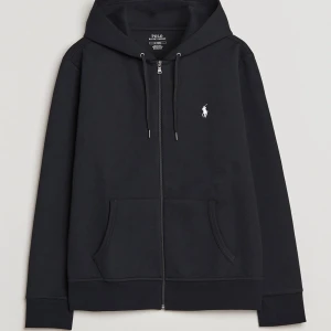 Ralph Lauren Zip Hoodie - Säljer denna zip hoodie från Ralph Lauren, i super skick! Den är i storlek S.💗 