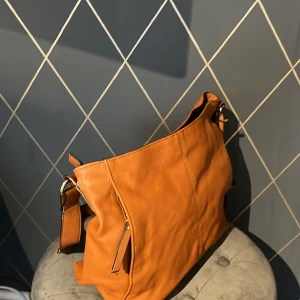 Väska  - OBS!! Skriv om intresse innan ni trycker på köp nu, har samma annonser ute vinted    Den traditionella väskan från zalando! I brun färg! Använd och har en liten liten skada som man ser på bild två! Men övrigt super fin! 