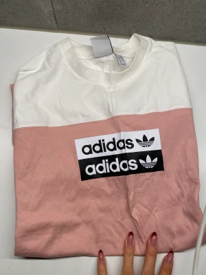 Adidas T-shirt  - Lite oversized, ej använd 