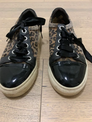 Billi Bi sneakers - Säljer mina super coola leopard Billi Bi sneakers💕☺️ De är använda, lite smutsiga och delar av mocka vid fotleden har suddats ut, men överlag i bra skick! Jag har fler bilder🥰