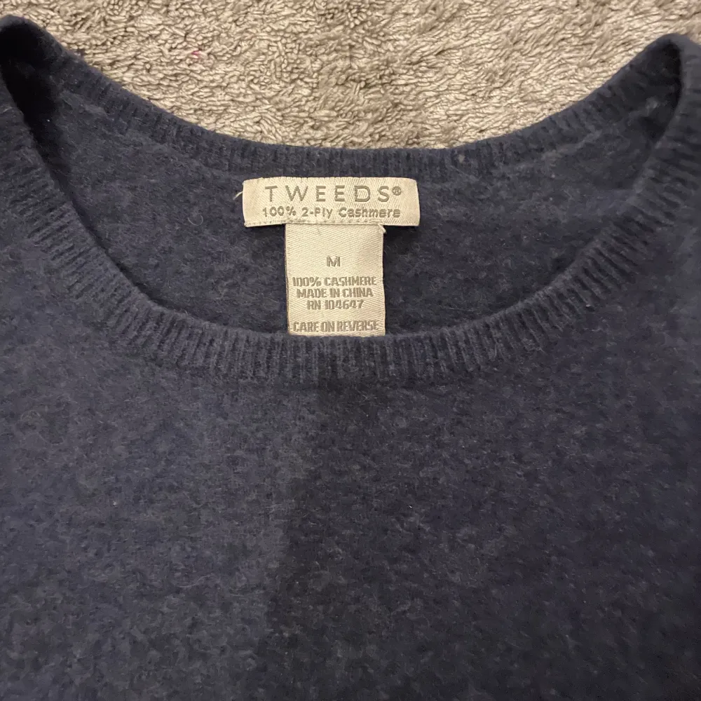 Säljer denna tröjan då den har blivit för liten för mig. Är storlek M men sitter som XS. Den har inga defekter eller slitage. Är i bra skick! Första bilden är lånad!!!. Tröjor & Koftor.