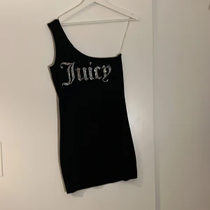Svart juicy couture klänning - Fin one sholder juicy klänning med silvriga stenar, alla sitter kvar. Helt oanvänd, lapp kvar