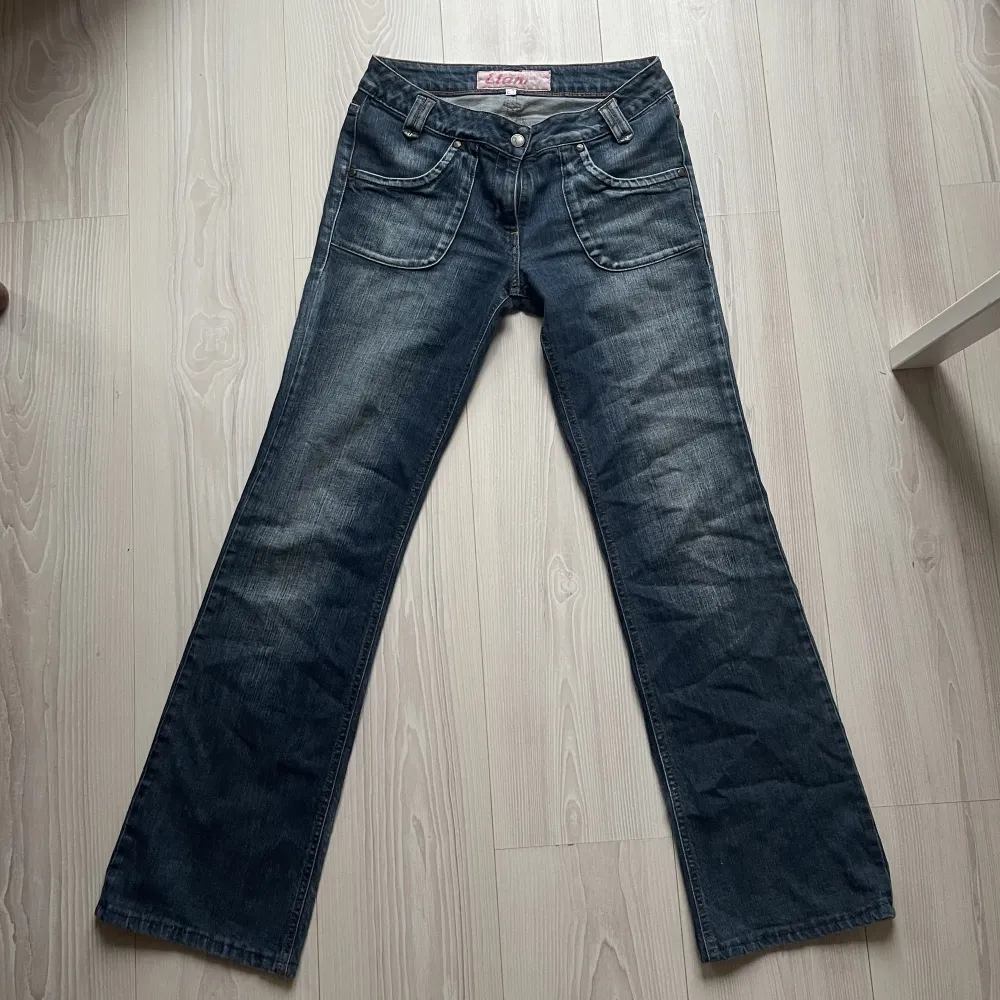 Världens finaste jeans!! W28 och sitter superfint på🫶🏼 passar på någon som är 170-175cm . Jeans & Byxor.