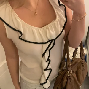 Vit blus  - Så så fin blus som tyvärr är för liten för mig☹️❤️
