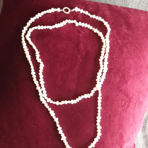 Halsband från Stolt - Fint långt halsband från stolt