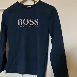 Hugo Boss tröja - Mycket snygg långärmad tröja i marinblått. I mycket bra skick. 