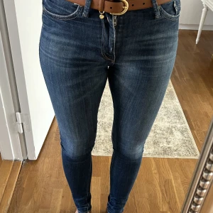 Replay jeans - Fina jeans. Tyvärr så har den inte kommit till så stor användning för mig och hoppas att den får en ny ägare.  Kommer ifrån ett rök och djurfritt hem! Har du fler frågor så kontakta gärna mig.  Se mina övriga annonser! ❤️