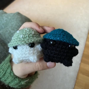 Virkade svampar  - Säljer virkade svampar i valfria färger!  Det du får bestämma är-  - två färger (hatt och kropp)  -prickar eller inte  -nyckelring eller inte (+5kr) - Säljer de för 60kr/st eller 2 för 100kr