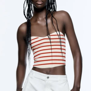 Bandautopp från Zara - Fin randig topp från Zara. Storlek S