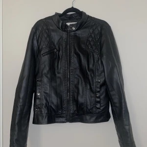 Skinnjacka - Jättefin skinnjacka i använt skick säljer då jag aldrig använder den längre och vill att någon annan har mer användning av den än mig💕 Den är strl L men passar S/M