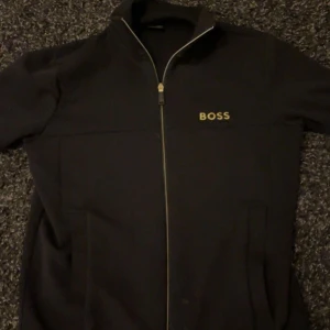 Hugo boss zip - Köpt för 4månader sen utomlands för 2100kr på ett ungefär allt finns med tröjan och det är storlek xs med passar s/m