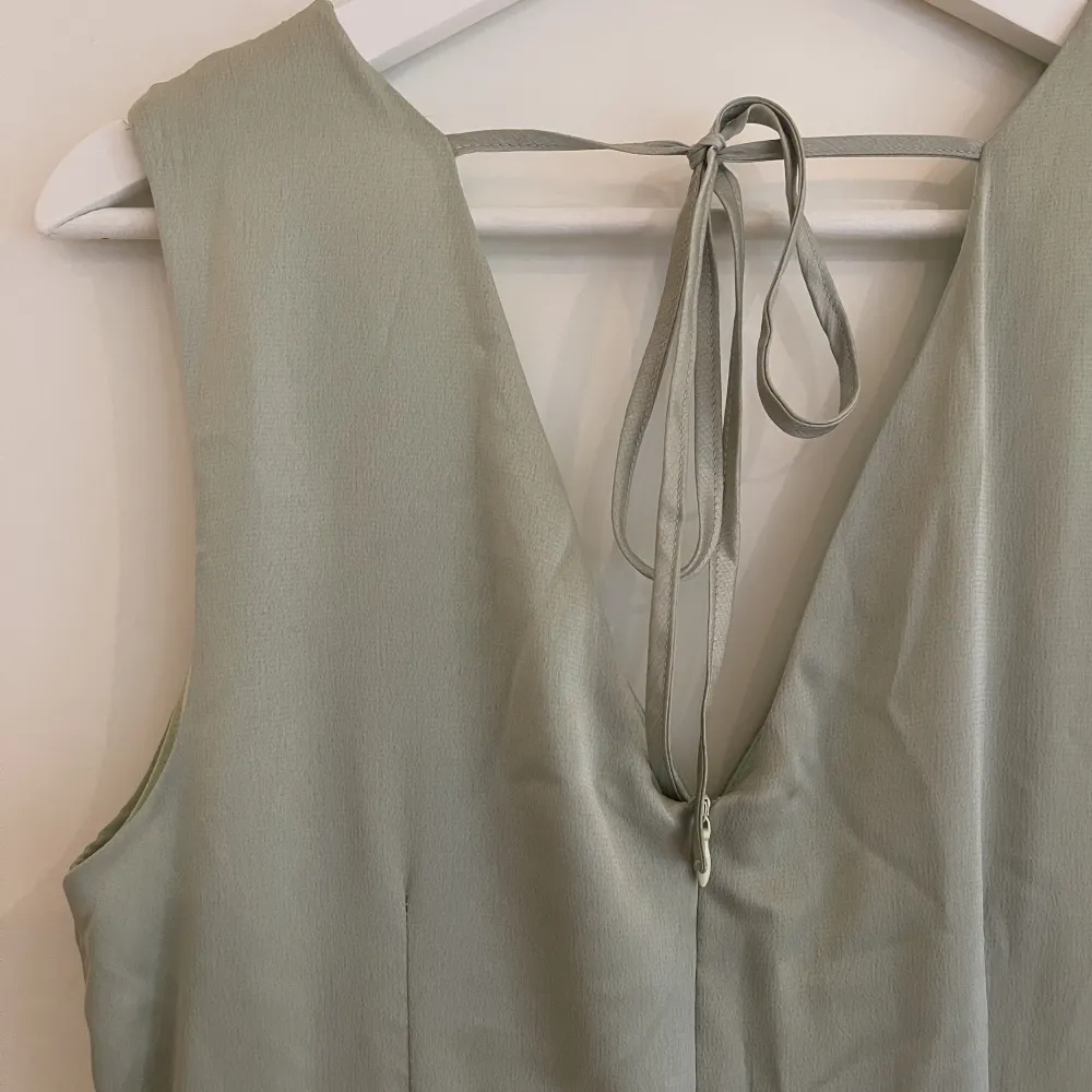 Super fin sage grön satin klänning. Längd: maxi. Använd 1 gång som balklänning. . Klänningar.