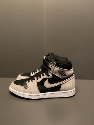 Air Jordan 1 Retro High Shadow 2.0 - Air Jordan 1 Retro High Shadow 2.0 är en uppföljare till den klassiska Air Jordan 1 High Shadow-modellen och är en mycket efterlängtad sko bland sneakerentusiaster. Skon är känd för sin tidlösa och stilrena design.