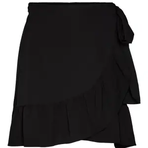 En super fin kort kjol från Vero Moda som är perfekt i längd. Jätteskön och snygg till sommaren som kan matchas med allt. 