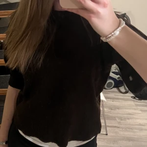 Mörkbrun stickad tshirt  - Mörkbrun stickad tshirt från vila.  Väldigt fin passform, bra skick men lite nopprig.  Ordinarie pris: 300kr  Nypris 150kr 