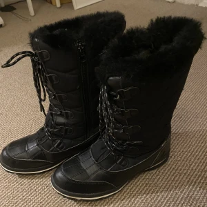 Svarta vinterskor - Svarta varmfodrade vinterstövlar/kängor som dessutom är waterproof från Everest☺️Obetydligt använda. Strl. 39💕
