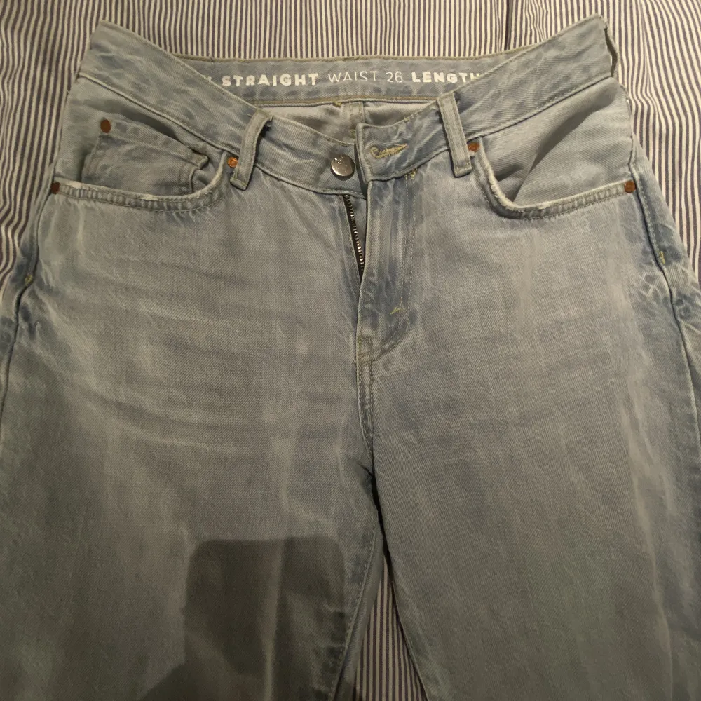 low straight leg jeans från Bik bok i storlek 26, jag är 1,64 och de är lite långa på mig. Säljer då jag har för mycket jeans!🩷skriv för fler bilder eller frågor. Jeans & Byxor.