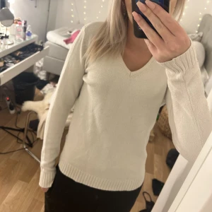 Vit stickad tröja🤍 - Vit stickad tröja från vila🌸 