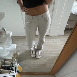 Low waist bootcut jeans - Jätte populära hm cargo byxor. Jätte bra skick och i storlek 34🥰 helt slutsålda