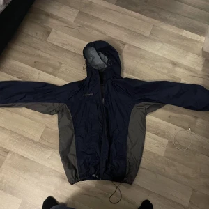 Columbia Skal Jacka  - Säljer en Columbia skal jacka som används en vinter. Annars är den riktigt fin förutom en lite märken på ryggen. 