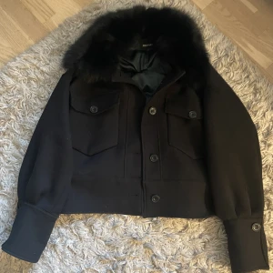 Meotine jacka  - Intressekoll på min svarta meotine jacka. Använd men i bra skick i storlek S/M. Pälsen går att ta av. Säljer endast för 1700 eller högre ❤️använd gärna köp direkt. Fraktar endast 