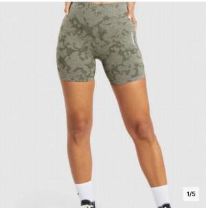 Säljer dessa ”adapt camo seamless shorts” från Gymshark då de inte kommer till användning. Det går bra att köpa via ”köp nu”💕💕