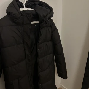Långjacka - Säljer denna långa jacka, bra skick. Skön och varm 