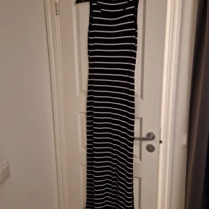 Lång klänning  - Kortärmad lång klänning väldigt fint skick, slits på ena sidan 