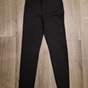 Kostymbyxa - Nya kostymbyxor, lågmidjade och fickor på sidorna.
