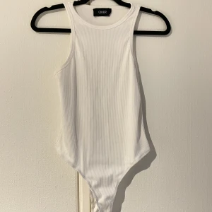 Vit body  - Vit body / topp från Cider i storlek M. Nästintill oanvänd. 🤍