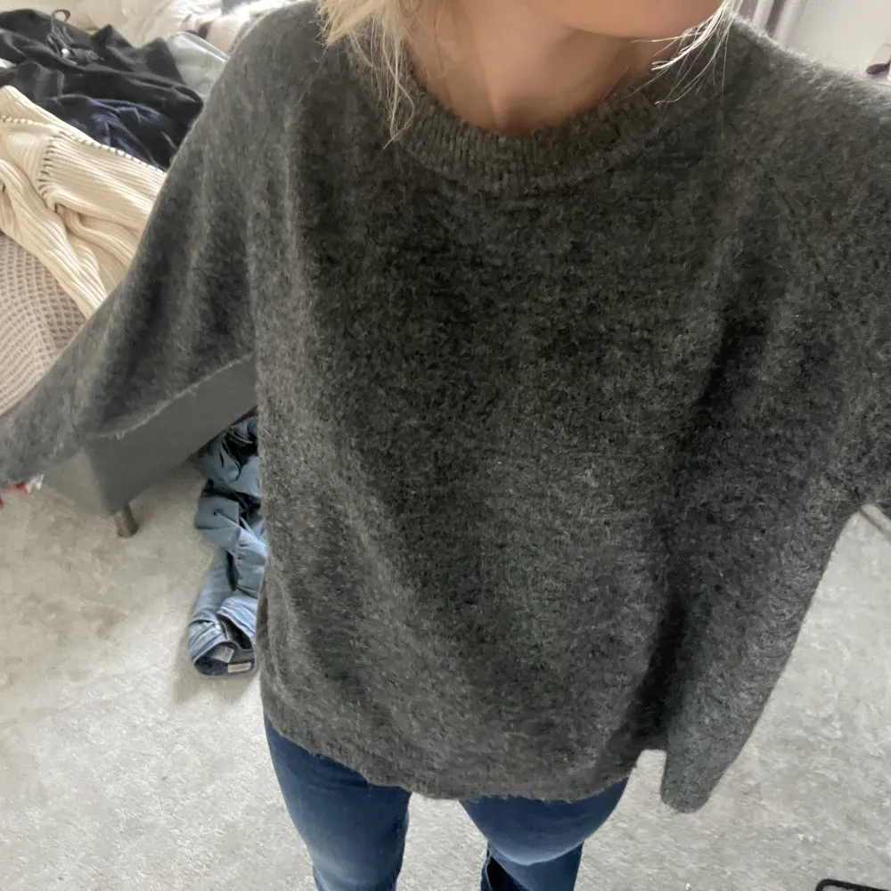 Så snygg stickad tröja från zara i så najs färg! Storlek L men passar S😍🤞🏻. Neuleet.