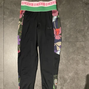 Träningstights Nike  - Träningstights från Nike i storlek S. De är nästintill oanvända. Väldigt bra resår i midjan 🌸☺️
