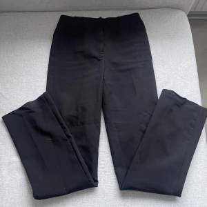 Svarta kostymbyxor från vero Moda midwaist. Storlek xs/32. Är 161cm lång. 