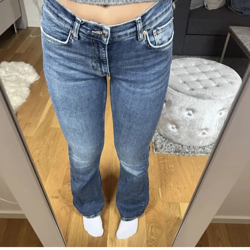 Säljer dessa superfina lågmidjade jeansen från Gina Tricot i storlek 36 då de inte kommer till användning!🫶🏼. Jeans & Byxor.