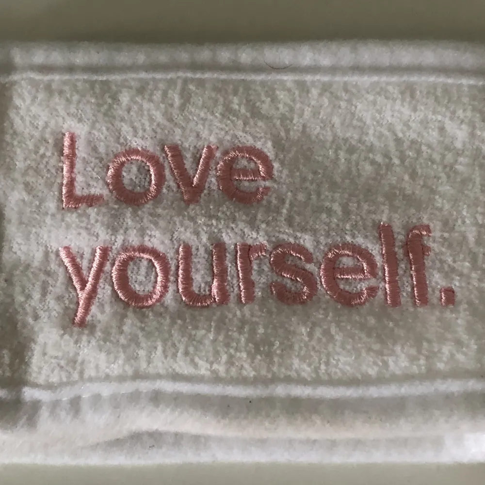 Love yourself hårband från indybeuty. Använt fåtal gånger och i mycket bra skick. Övrigt.